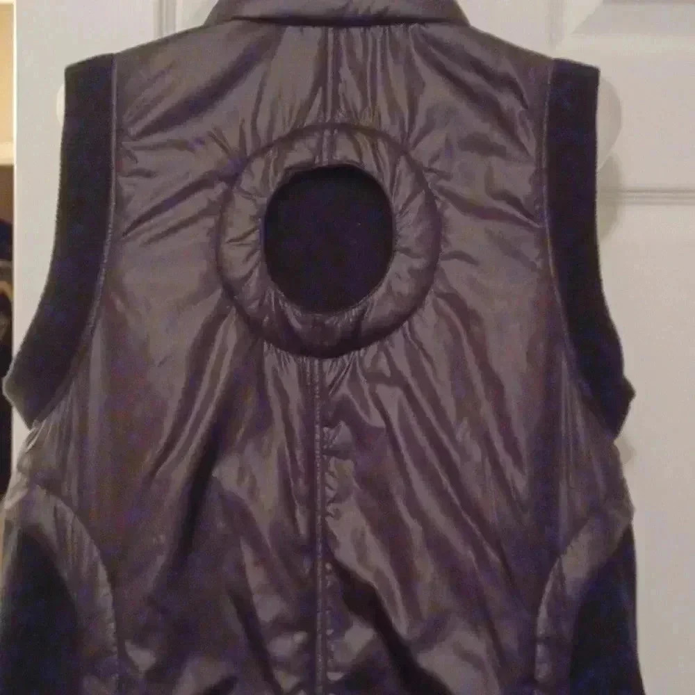 Style Cute sleeveless coat with cutouts in the back and sides Women's Medium